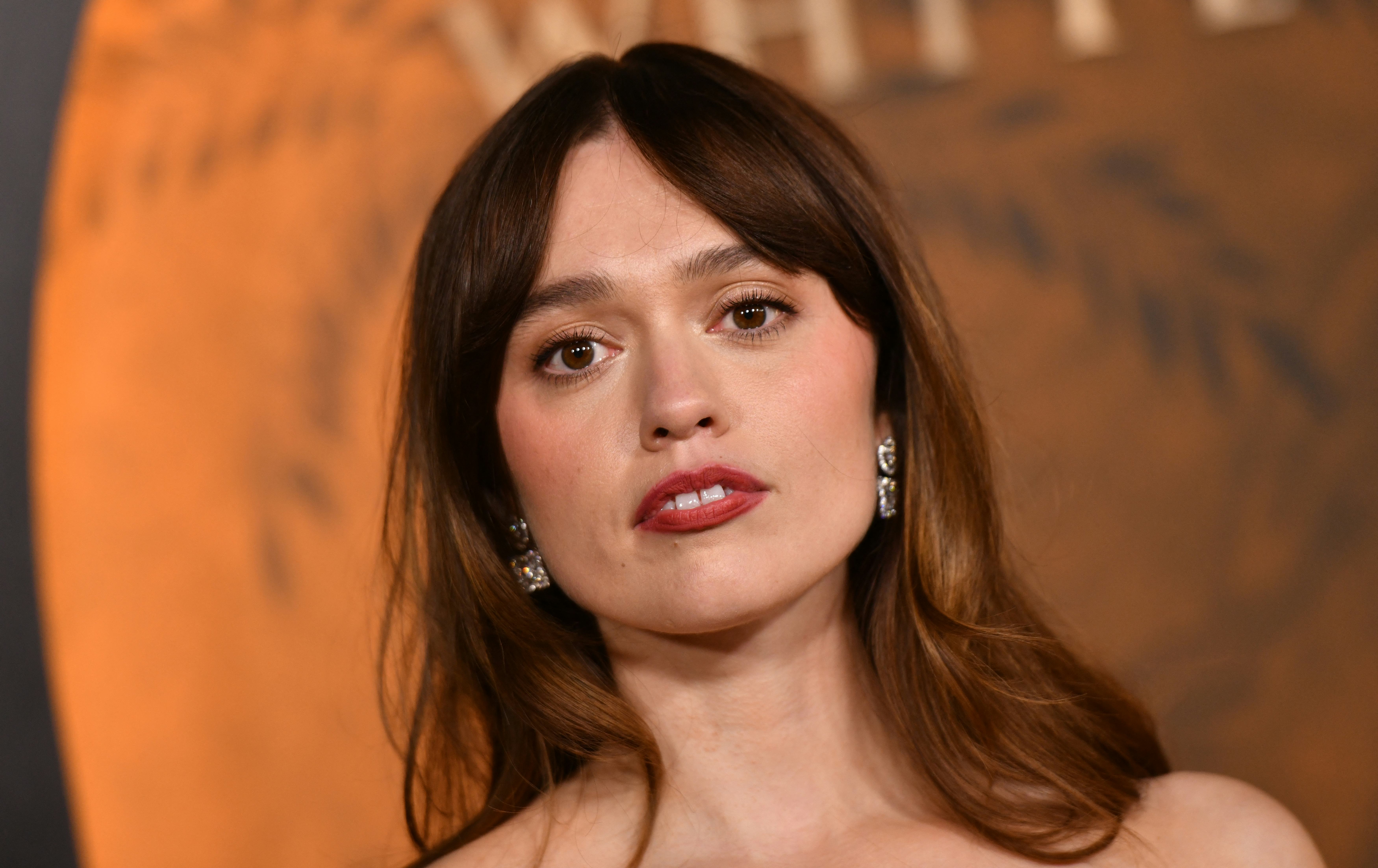 Aimee Lou Wood Llama la Atención sobre el Esquema “Mean” de ‘SNL’ que Se Burla de Sus Dientes