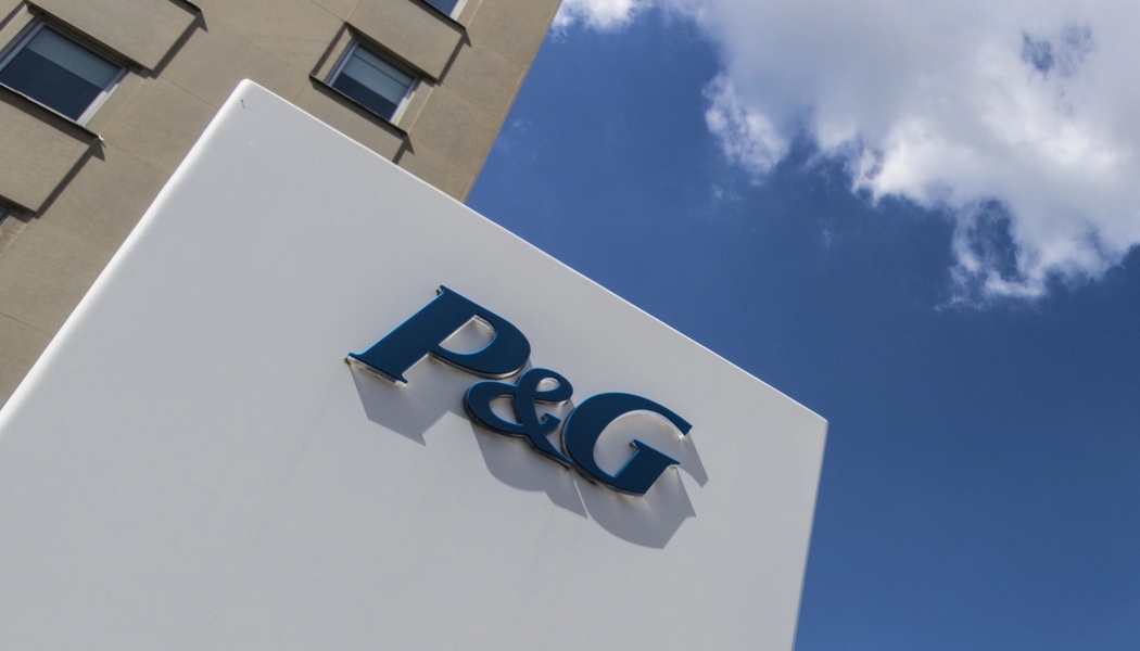 A medida que los consumidores retroceden, P&amp;G reduce sus perspectivas debido a la incertidumbre