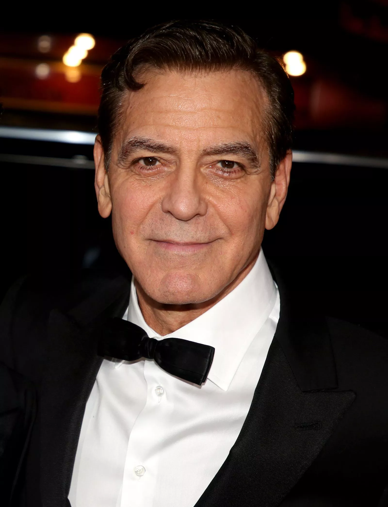 George Clooney con cabello marrón