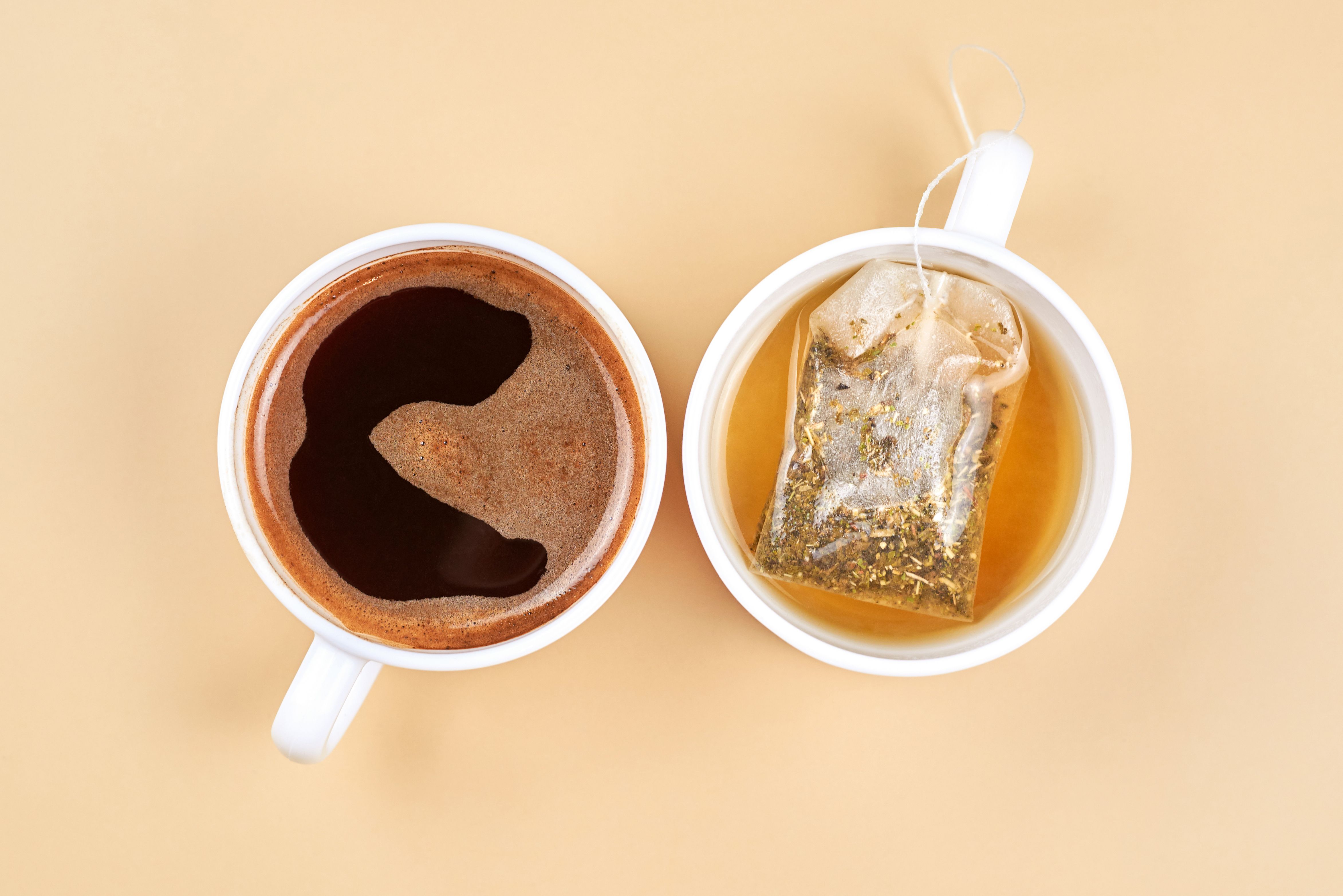 ¿Café o Té? Expertos opinan sobre cuál es mejor para comenzar tu día