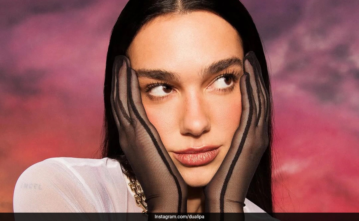 Dua Lipa Brilla Con Un Look Monocromático en Durazno