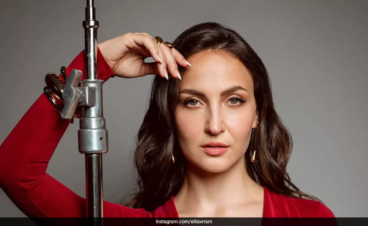 Elli Avrram Establece Metas de Belleza con un Glamour Mínimo y Ondas en Cascada