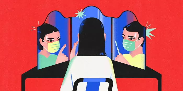 Mujer mirándose en el espejo.