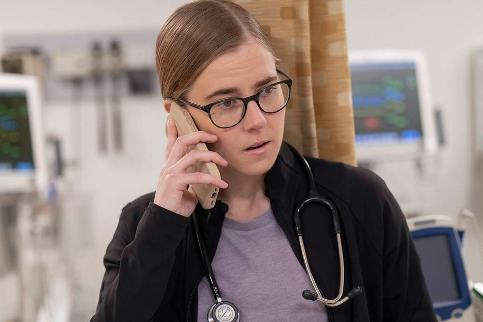 Exclusivo: Taylor Dearden dice que es "bizarro" que los fans de 'Pitt' no se dieron cuenta de este detalle