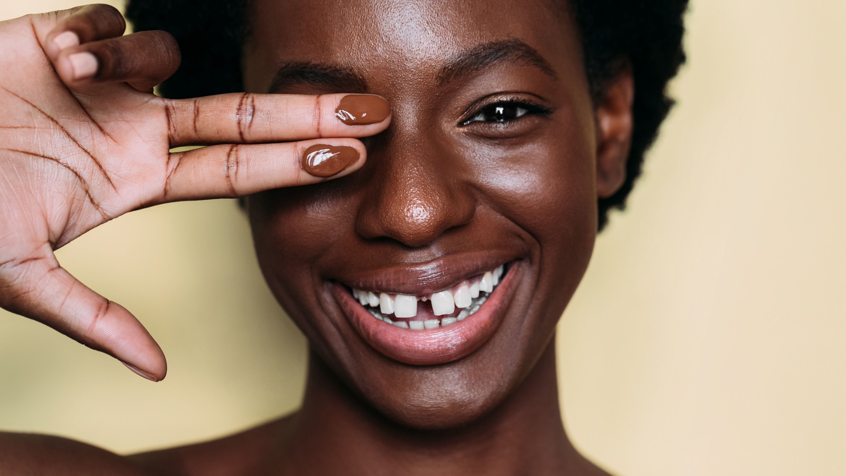 Cómo lidiar con las ojeras en pieles oscuras