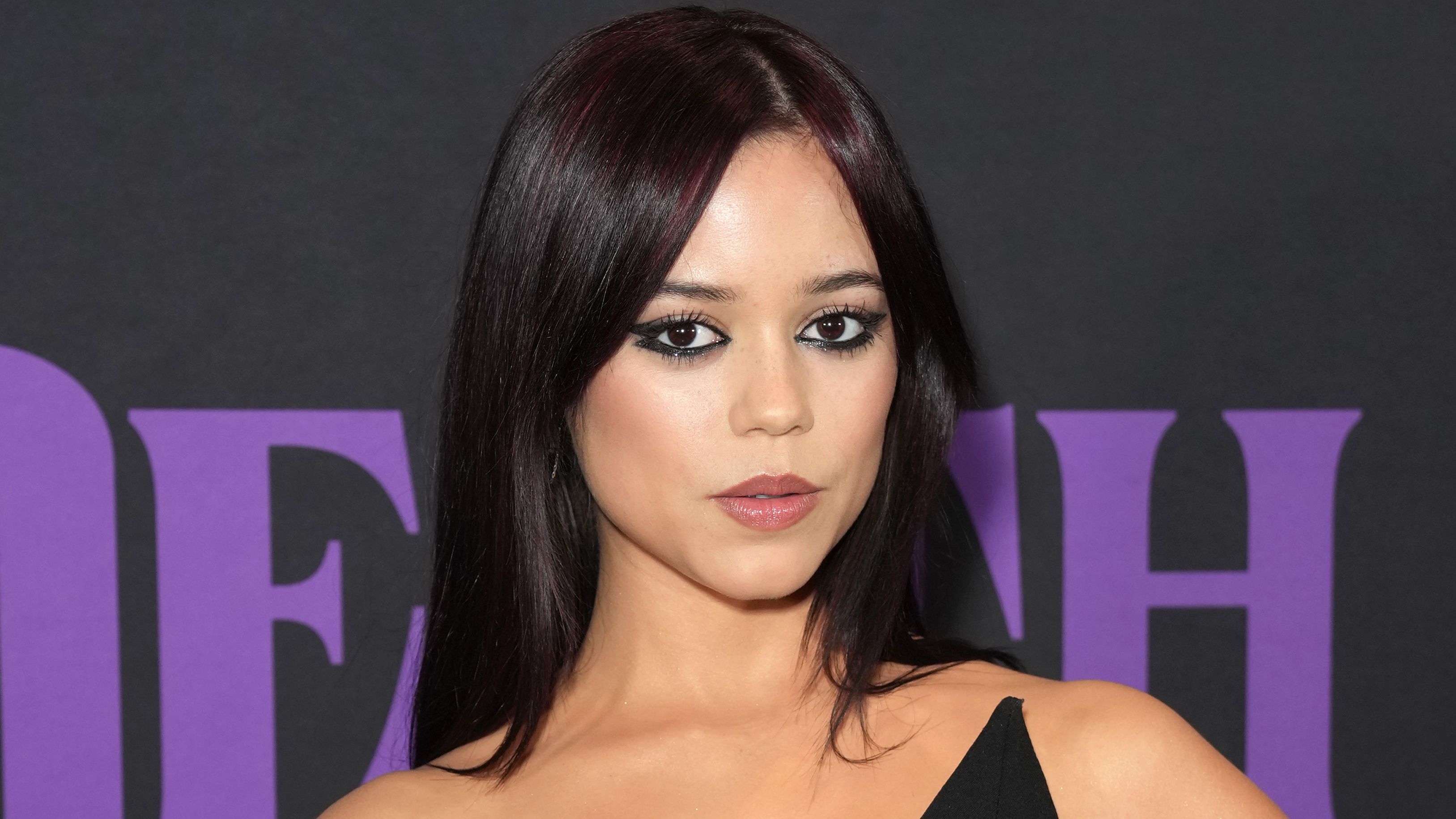 Jenna Ortega decoloró sus cejas y parece completamente diferente