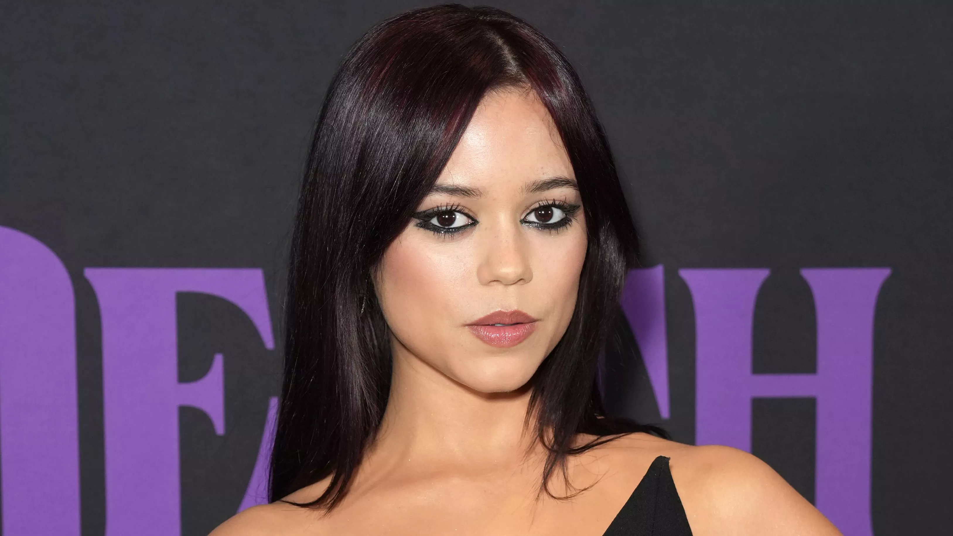 Jenna Ortega decoloró sus cejas y parece completamente diferente