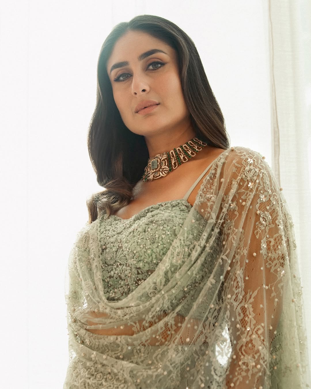 Kareena Kapoor deslumbran en un look transparente en tonos verdes de Tarun Tahiliani