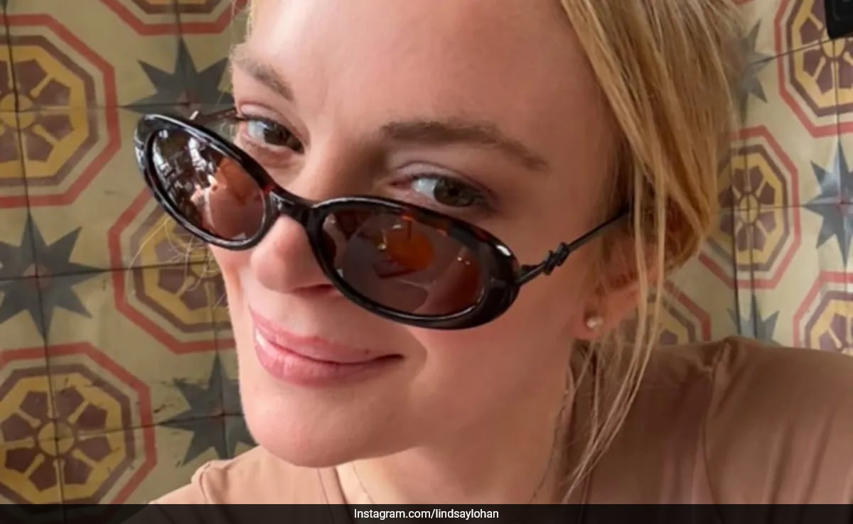 Lindsay Lohan Brilla con un Glamour Mínimo y Labios Tintados