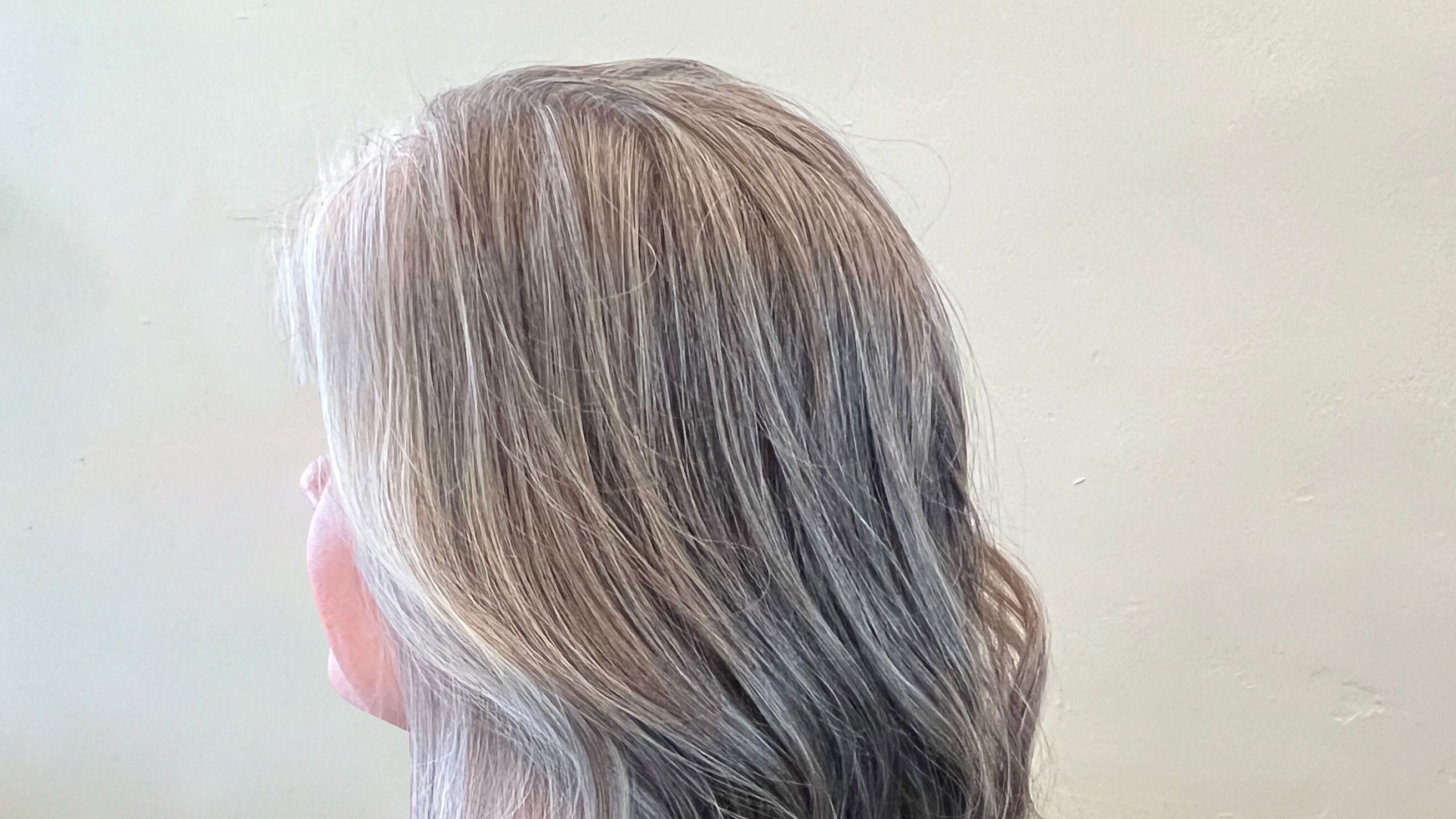 Conoce a la Colorista que Solo Realiza Transiciones a Cabello Canoso