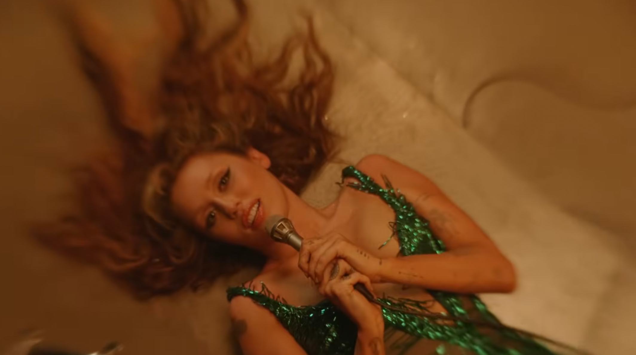 Miley Cyrus hace referencia a una de sus canciones más nostálgicas en “End Of The World”