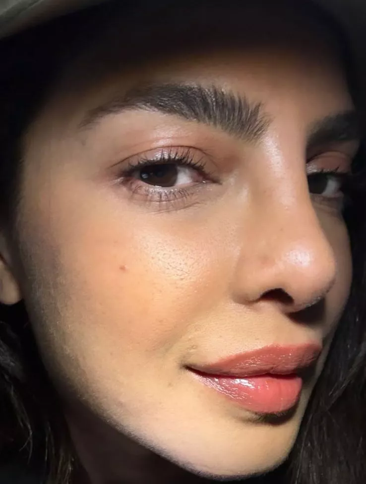 Priyanka Chopra's Skin Is Skinning Post Using This LED Mask On Flight