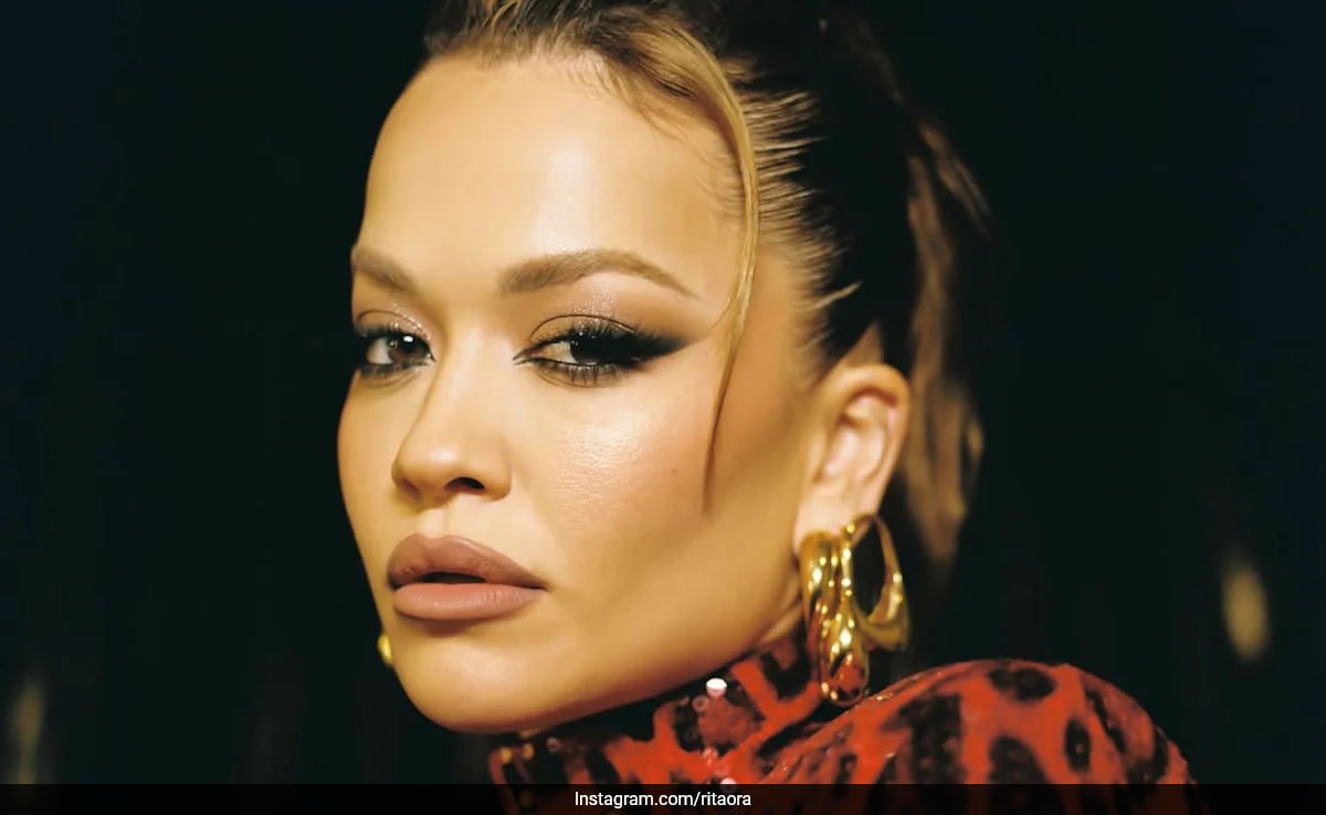 El glamur bronceado de Rita Ora combina a la perfección con ojos ahumados y labios nude