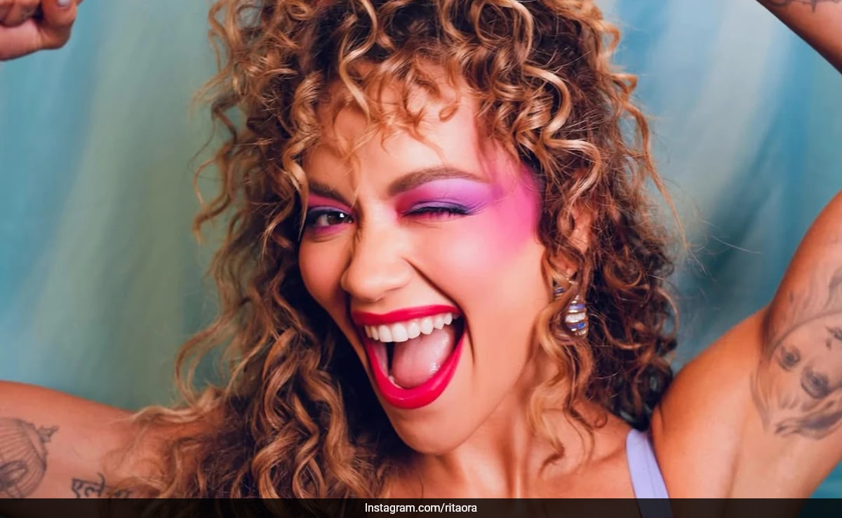 El Glamour Rosa de Rita Ora: Ojos Ahumados Magenta y Labios de Cereza