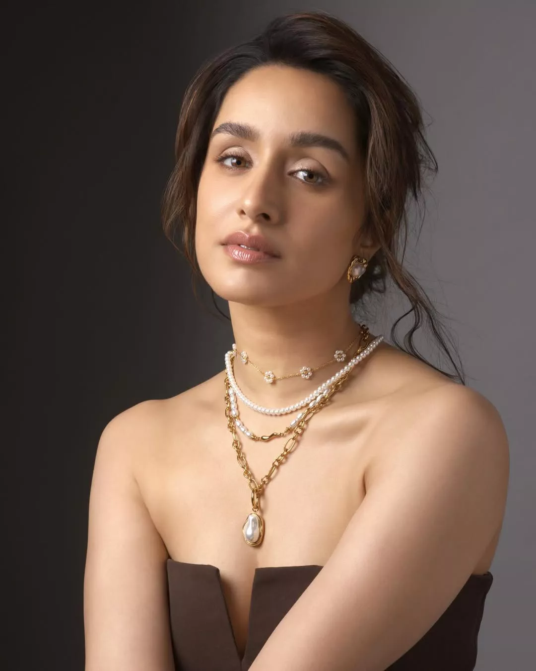 Shraddha Kapoor establece metas de belleza minimalista con base brillante y labios gloss