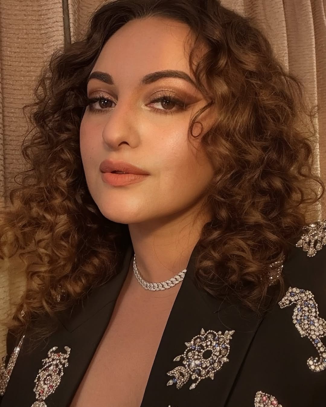 Sonakshi Sinha con un Maquillaje Radiante y Cabello Rizado: El Look Ideal para una Noche de Cócteles
