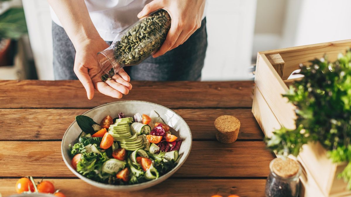 ¿La mejor dieta para la longevidad? Seguir 1 de estas 8 en la mediana edad ayuda a vivir más, según un estudio