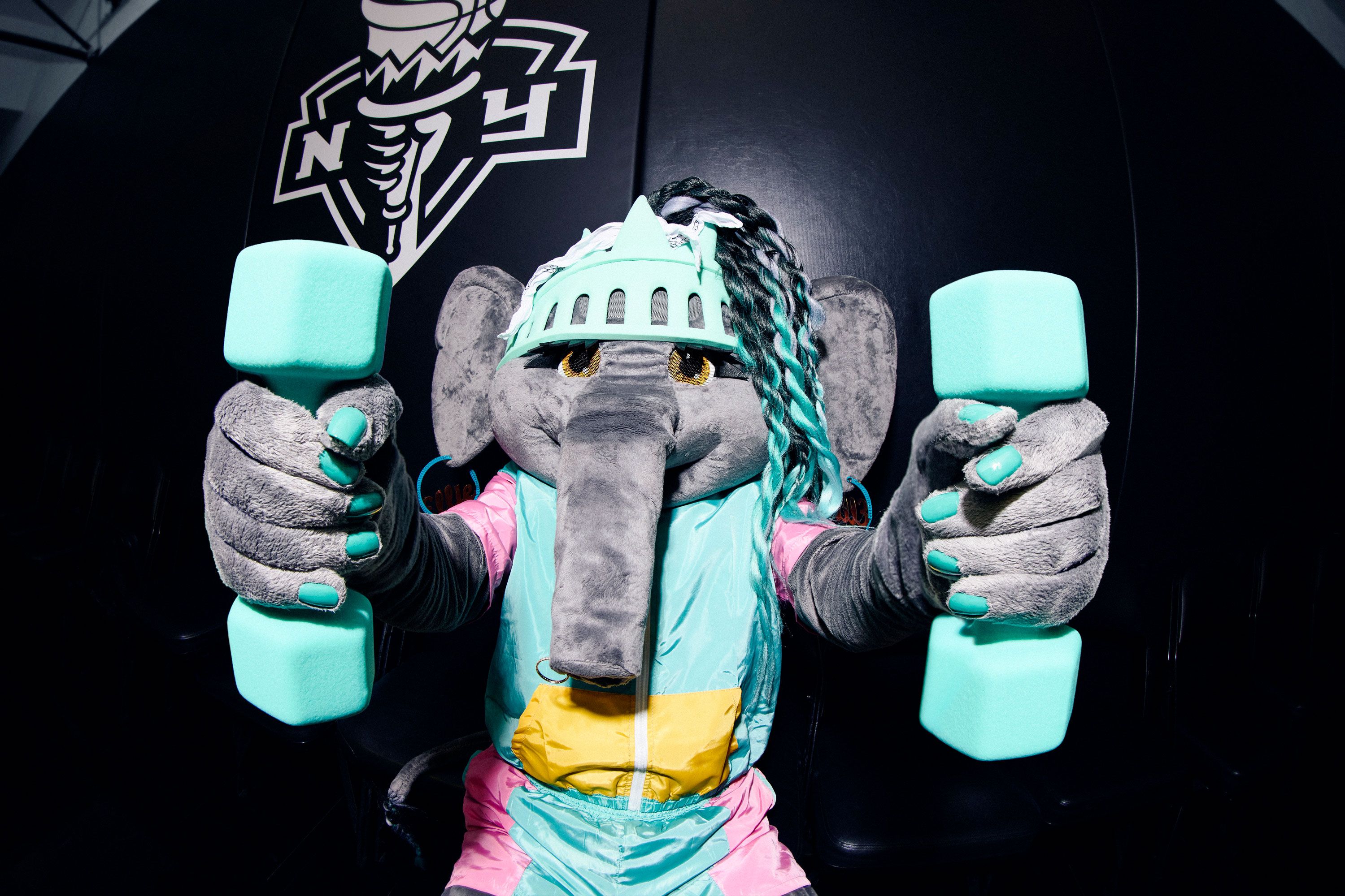 La Mascota Más Icónica en el Deporte Presenta un Nuevo Look para la Temporada de la WNBA