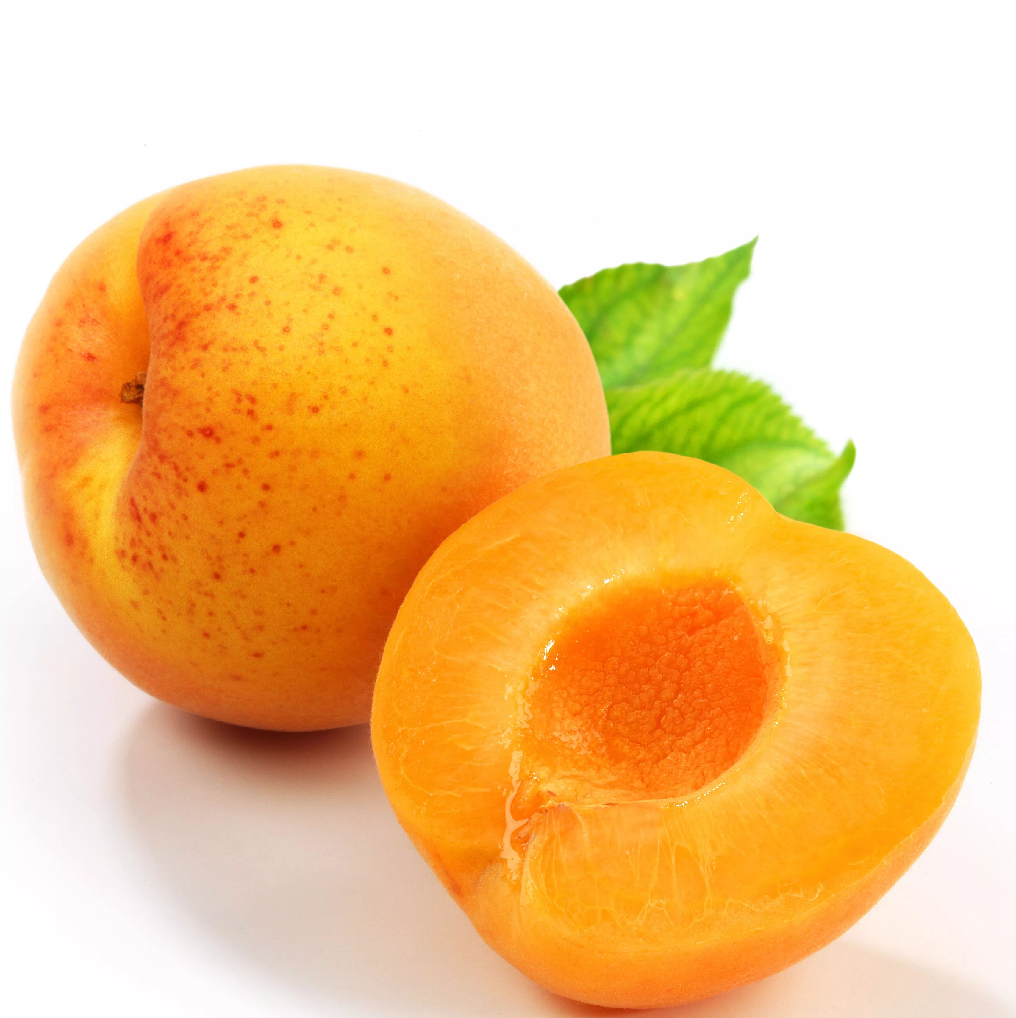 albaricoques con hojas