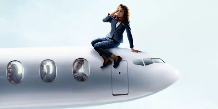 Asistente de vuelo estresado sobre un avión.