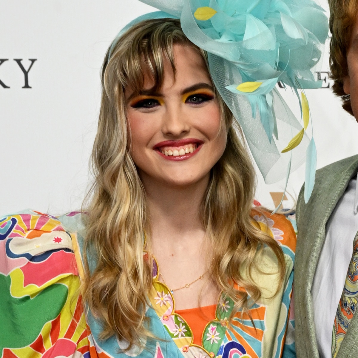 La hija de Anna Nicole Smith, Dannielynn Birkhead, es el doble de su madre en el mismo vestido en la fiesta del Kentucky Derby 2025