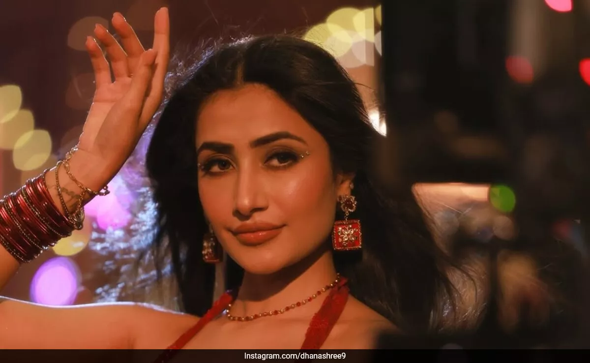 En <i>Ting Ling Sajna</i> de <i>Bhool Chuk Maaf</i>, Dhanashree Verma deslumbra con un look glamoroso en tonos paprika