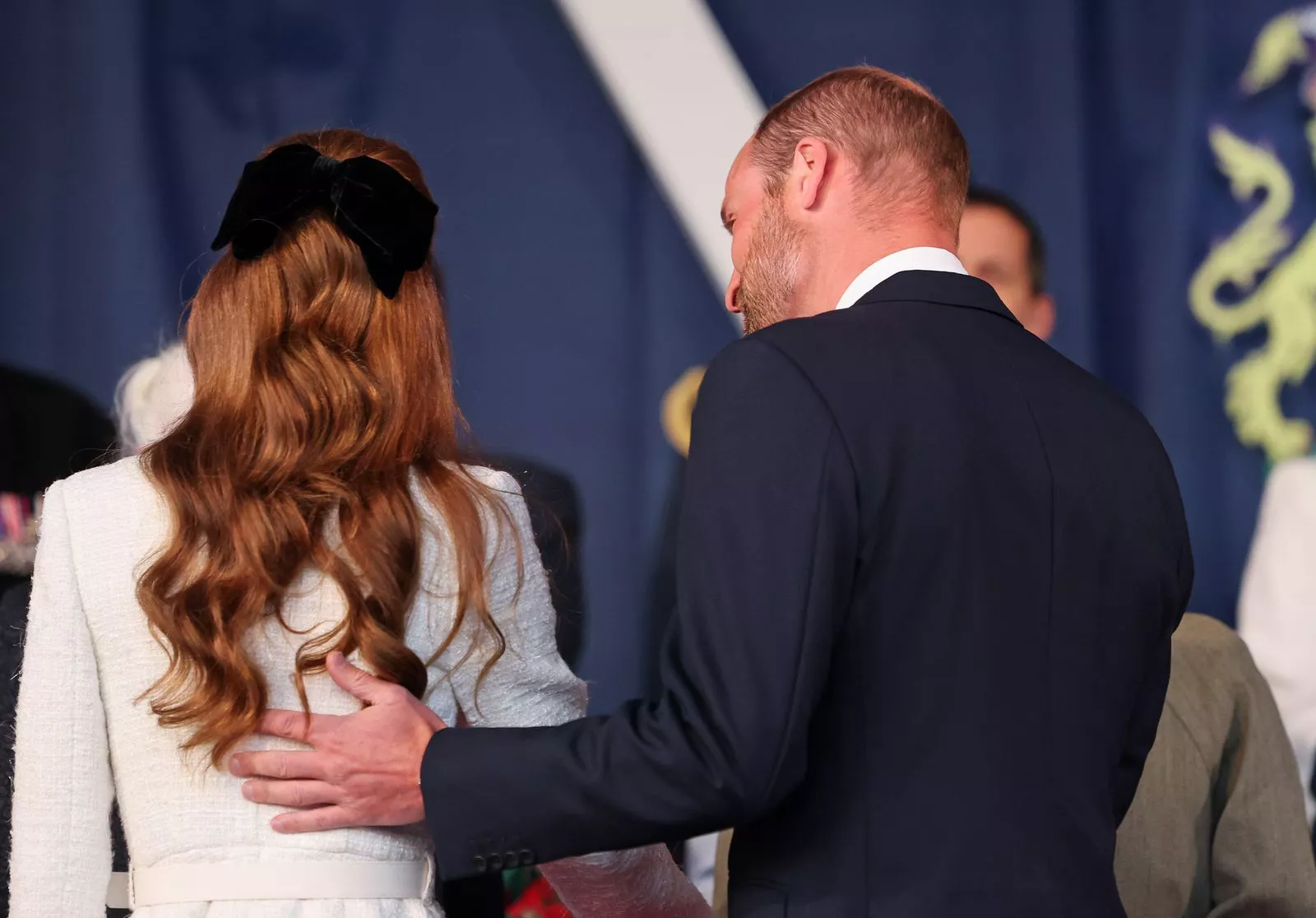 Kate Middleton mostrando su peinado con lazo