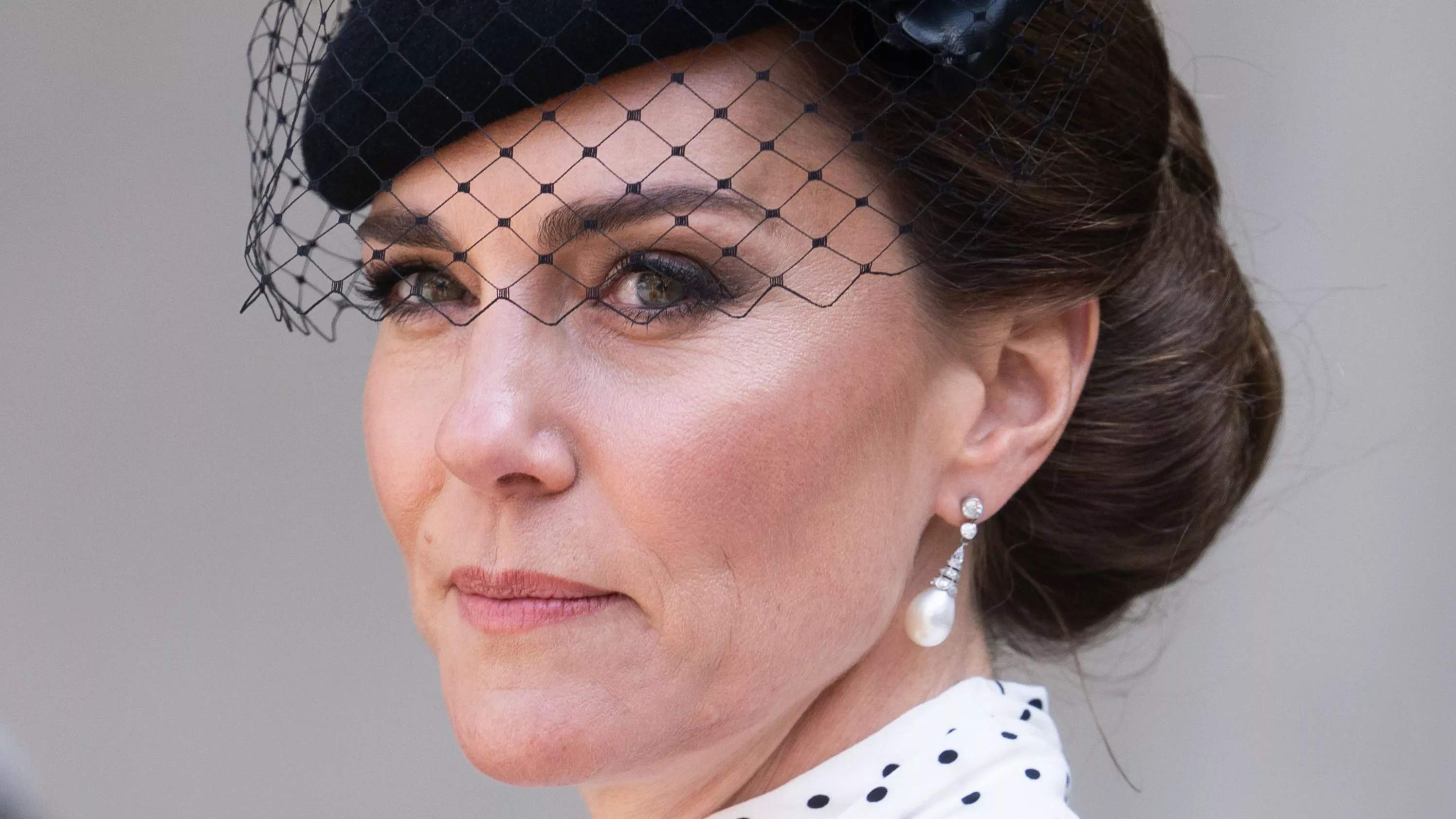 Kate Middleton Abandonó Su Fascinador por un Accesorio Coquette-Core