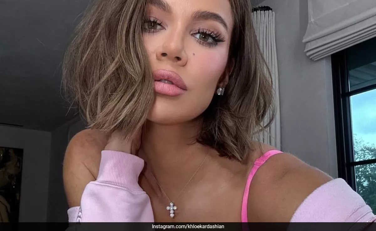 Khloe Kardashian Deslumbra Con Su Glamour Rosa y Barbiecore