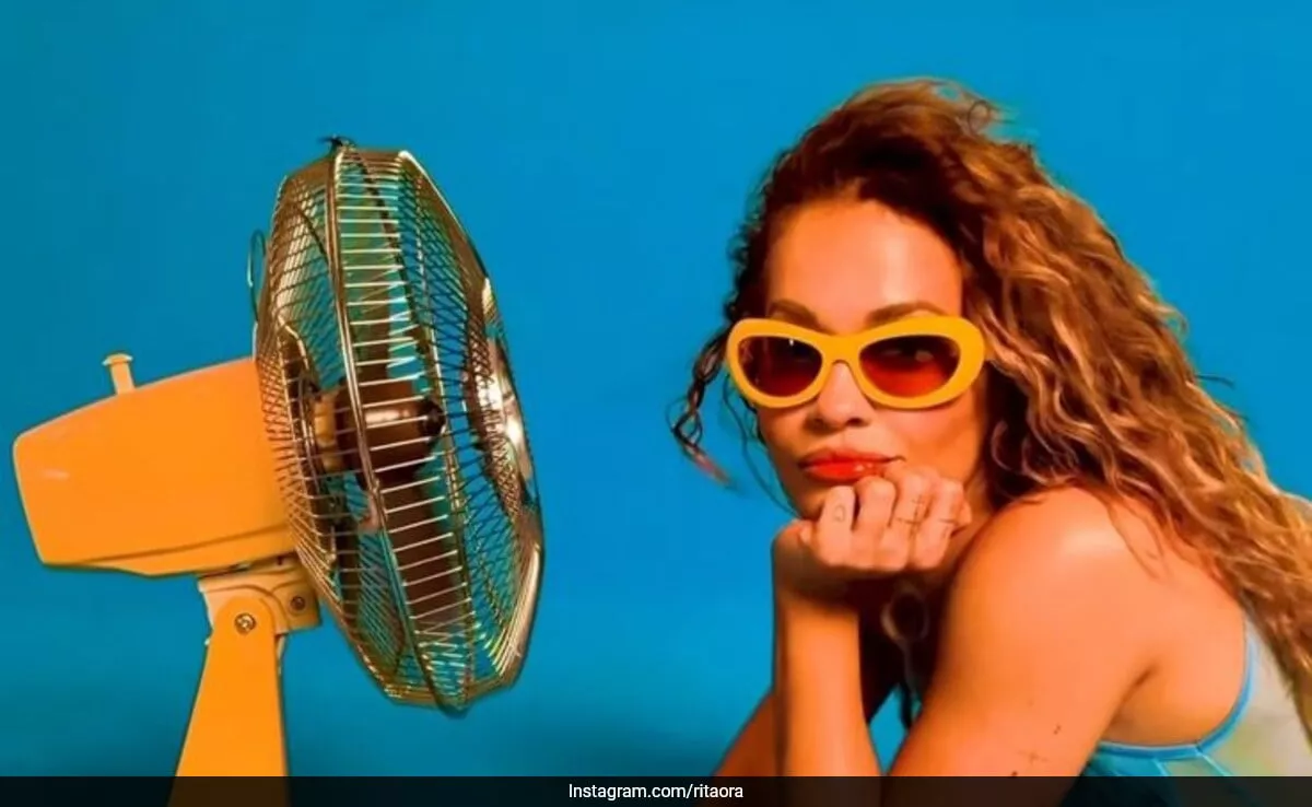 Rita Ora Está Lista Para Enfrentar el Calor del Verano con Sus Labios Cherry y Cabello Rizado