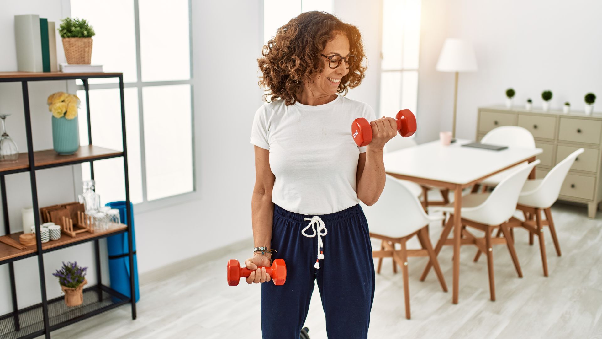 Quédate en casa hoy: este entrenamiento de 6 pasos con mancuernas es todo lo que necesitas para fortalecer y aumentar la movilidad