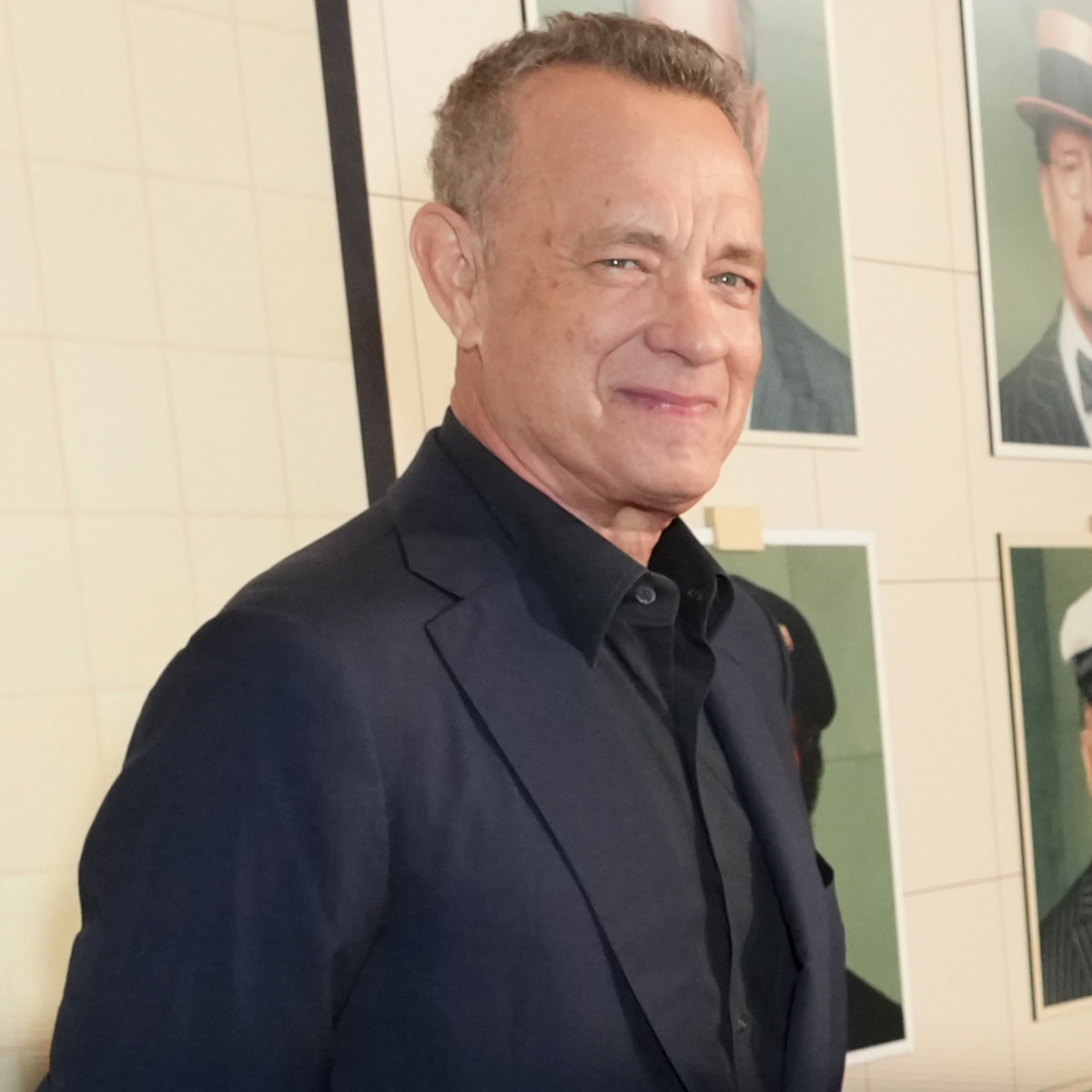 Tom Hanks le dice a los fotógrafos que '¡Cállense!' en la alfombra roja