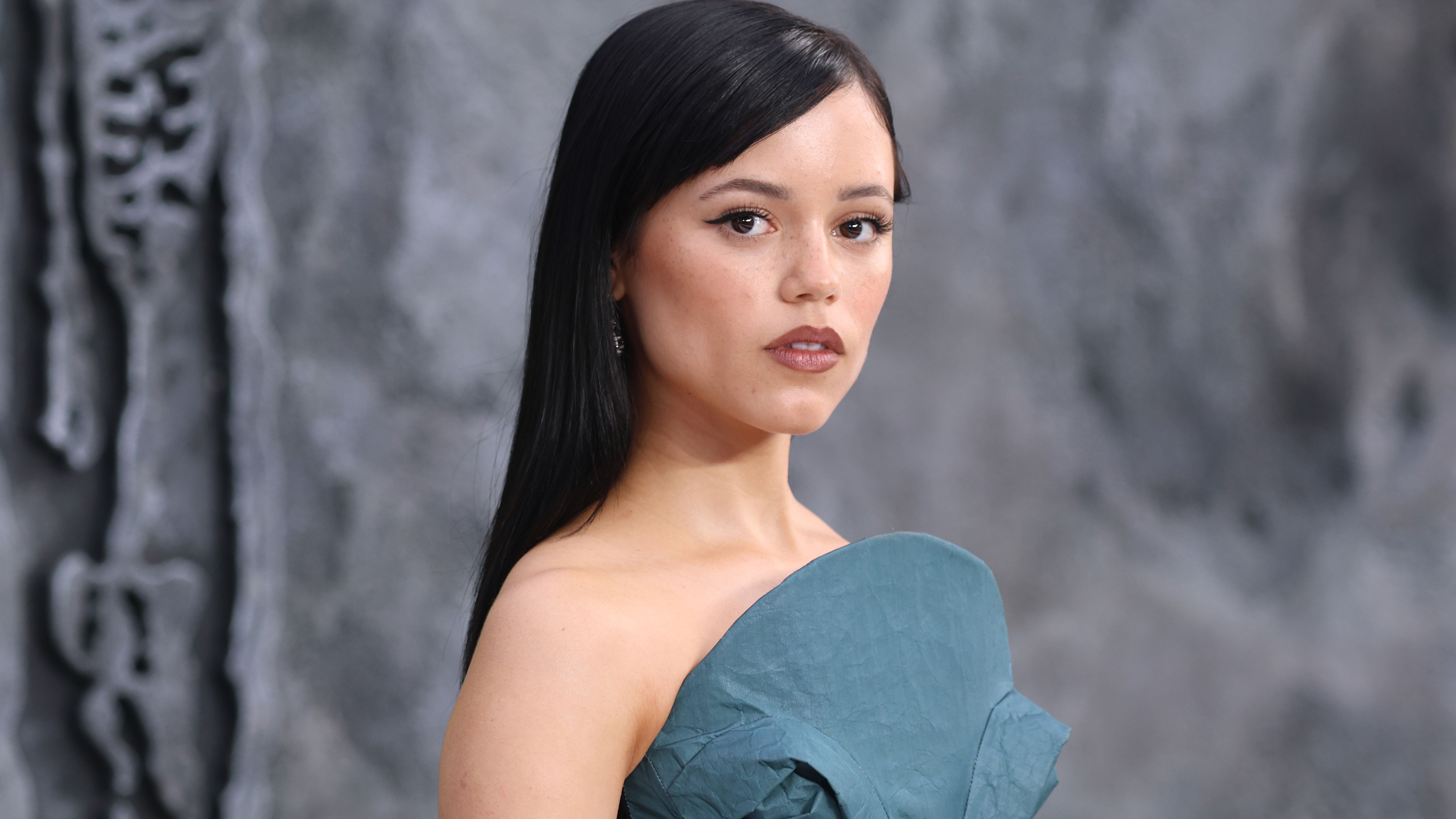 Por supuesto, Jenna Ortega hace que el glam gótico funcione para el verano