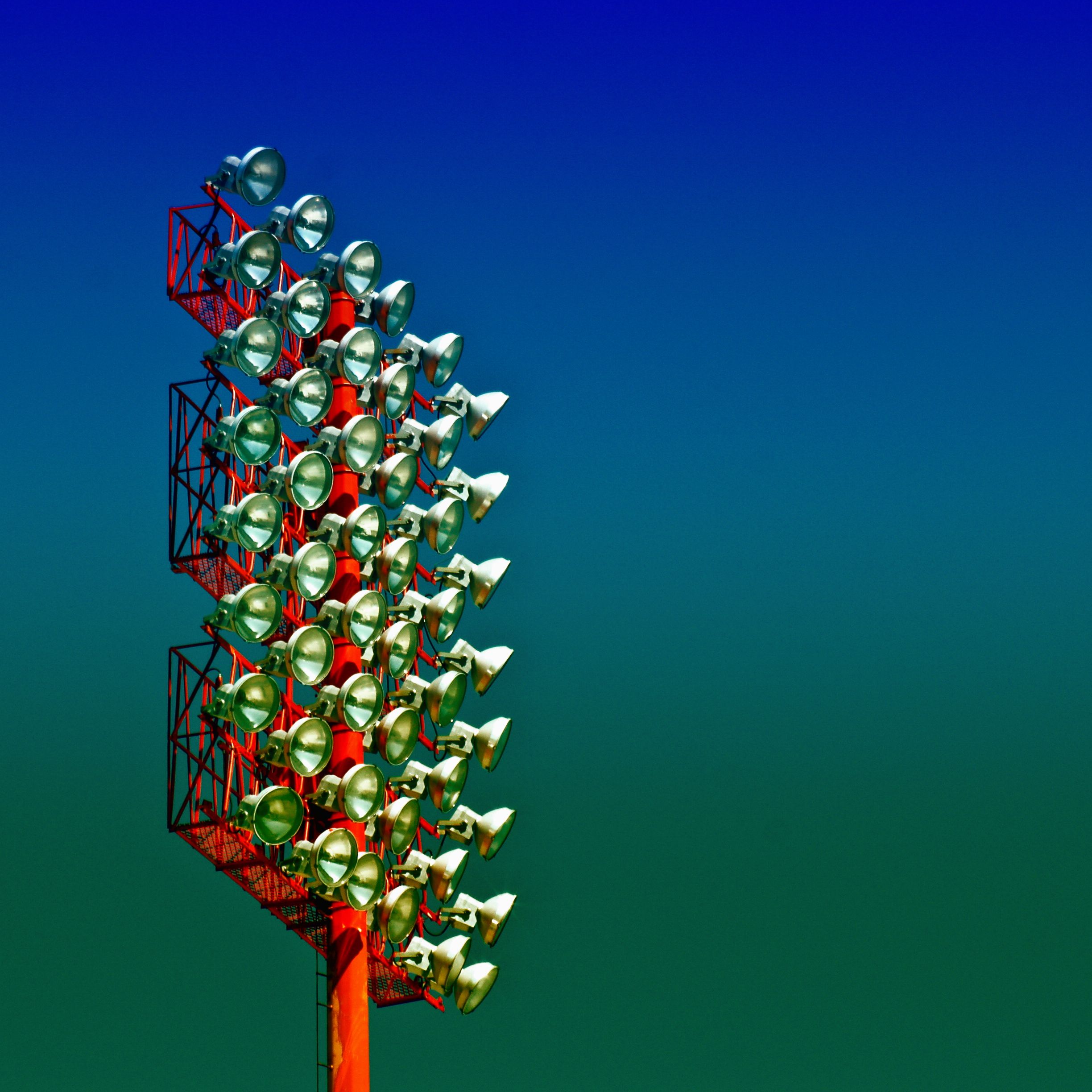 Algunos Citas Usan 'Floodlighting' Para Acelerar la Intimidad Emocional. Aquí Está Por Qué No Deberías.