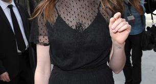 Anne Hathaway espectacular a su llegada al desfile de Valentino