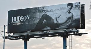 El hijo de Arnold Schwarzenegger posa sin camiseta para Hudson