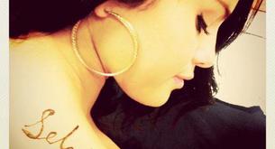 Selena Gomez se tatúa