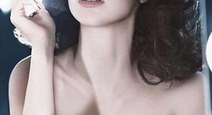 Se desvelan más imágenes de la campaña de Navidad de Armani con Megan Fox