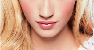 El colorete melocotón se convierte en un imprescindible