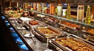 Cómo controlar la ingesta de alimentos en un buffet libre