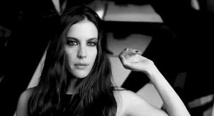 Liv Tyler saca la vena rockera para promocionar el último perfume de Givenchy