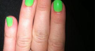 Miley Cyrus no teme a la manicura color moco, perdón, neón