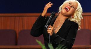 Christina Aguilera tuvo un accidente con su spray de autobronceado en el funeral de Etta James