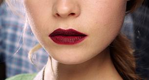 Labios oscuros en el desfile de Rochas