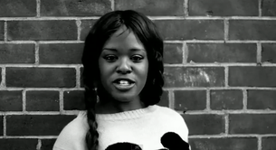 Fergie se atreve con las sandalias con llamas de Prada