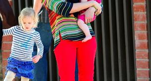 Jessica Alba no se quita los pantalones de colores, esta vez los lleva en rojo