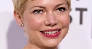 Esta temporada, si vas a llevar brillo de labios, que sea en coral como hace Michelle Wiliams 