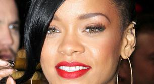 Rihanna y su donut en la premier de Battleship en Sidney 