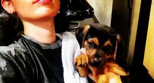 Miley Cyrus se cambia de look y no suelta al perro en ningún momento