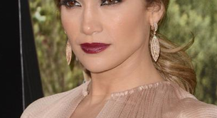 Jennifer Lopez apuesta por el maquillaje vamp en el estreno de What Expect When You Are Expecting